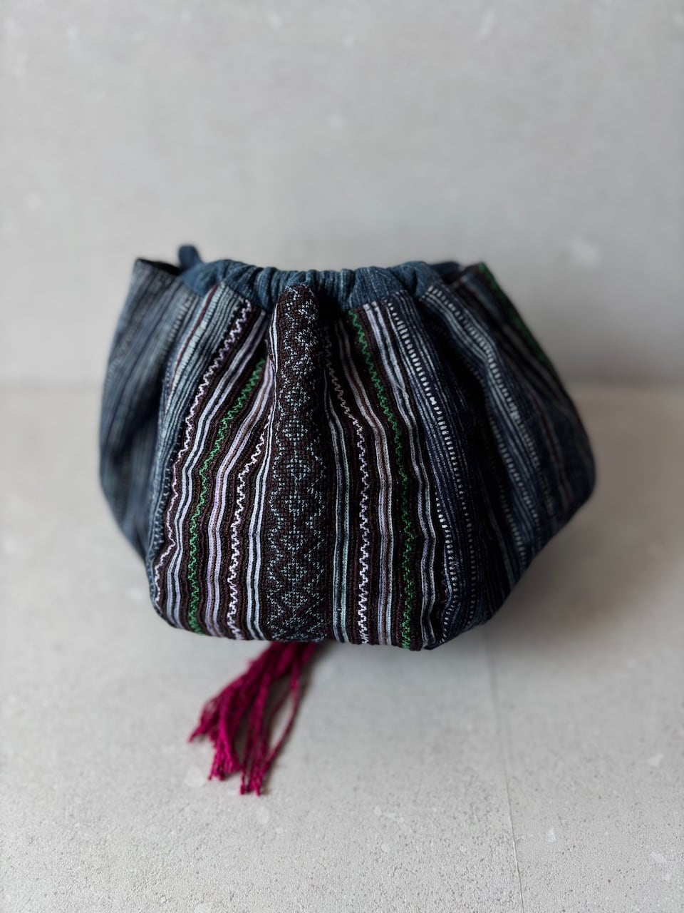 b タイ　モン族　刺繍　マルチカバー　ろうけつ染め　大判 ベトナムモン族刺繍とろうけつ染めのトップス | タイの民族刺繍雑貨