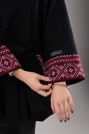 ウクライナ産プレミアムウール100%セミロングコート（黒）クロスステッチ　手刺繍