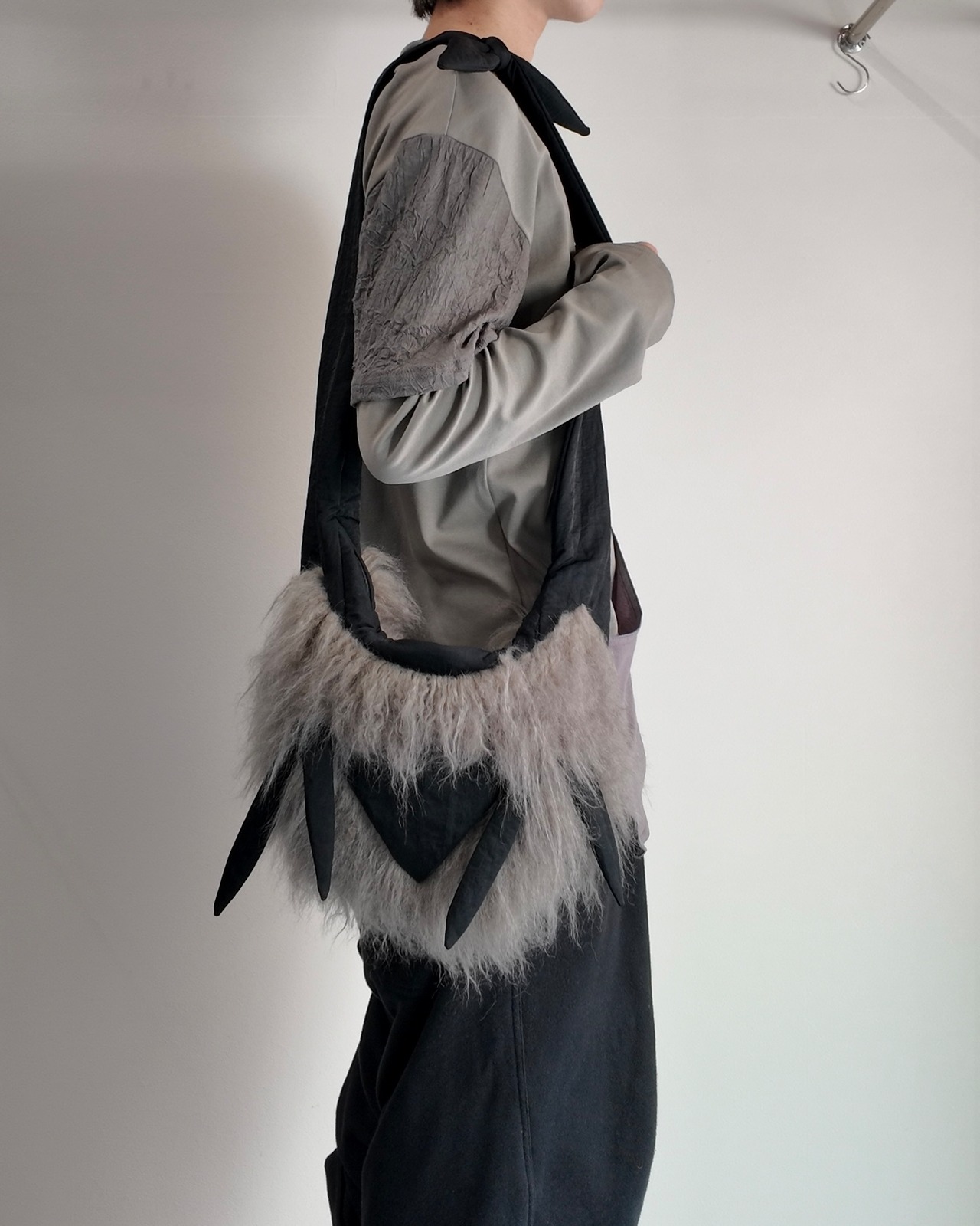 【26/AW STRONTHE】BLACK PADDED / HIMMAPAN COURIER BAG