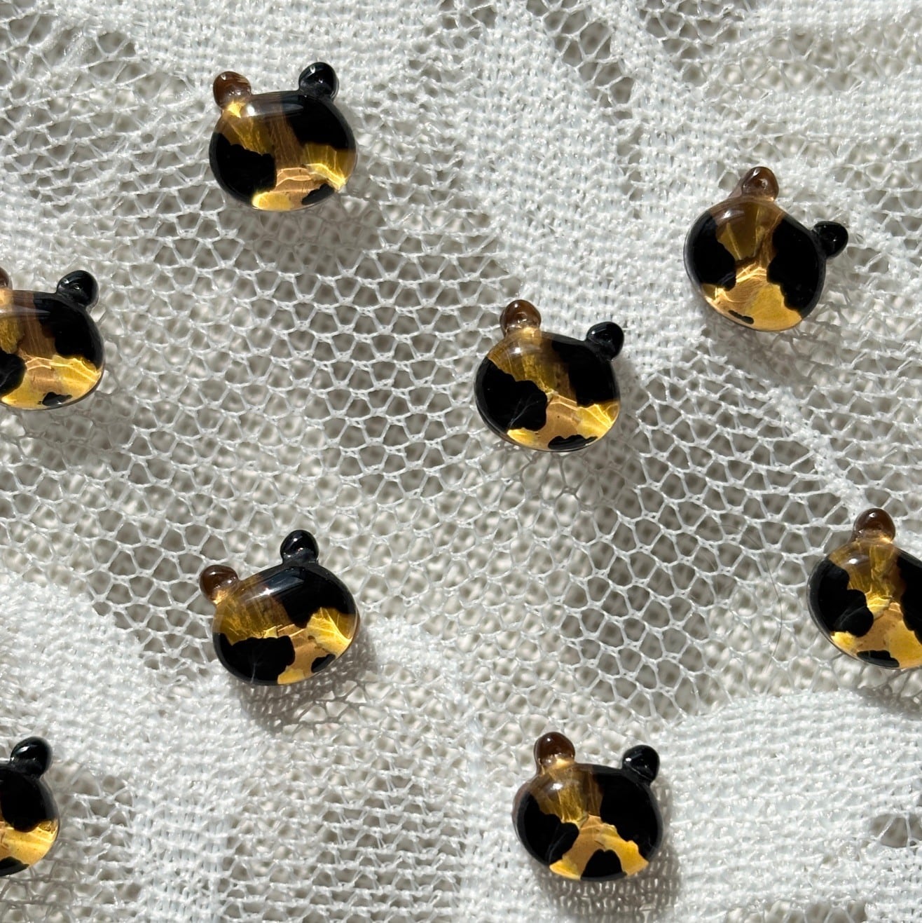 ガラスのサビ猫 小粒 シンプルピアス／イヤリング | 猫アクセサリー