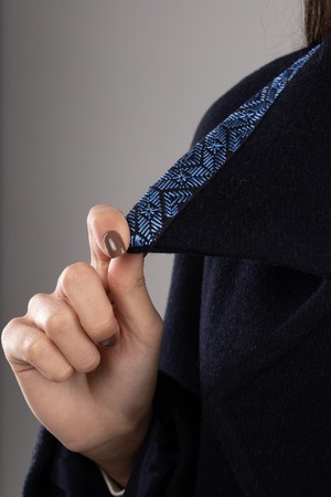 ウクライナ産プレミアムウール100%ロングコート（蒼）平行縫い　シルク手刺繍