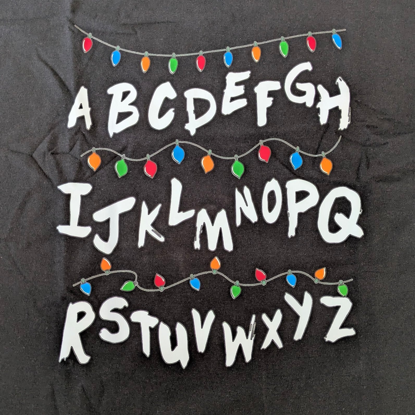 【 Stranger Things / ストレンジャーシングス  】『ABC〜Z 裏の世界との通信Tee』 Tシャツ〚アメリカン雑貨 アメトイ〛