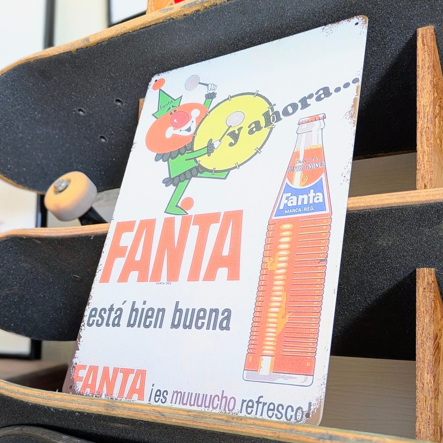 送料無料!ちょうどいいブリキ看板 【 FANTA ( ファンタ ) 】 METAL SIGN / メタルサイン / ブリキ看板 / サインボード / ビンテージ加工〚アメリカン雑貨 アメトイ〛