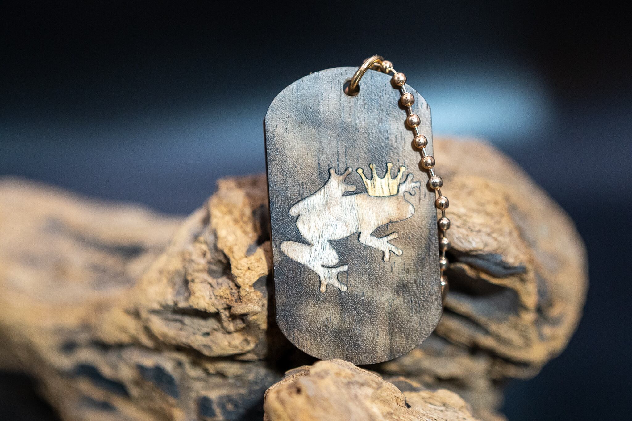 【魅惑の黒い紋様】 黒柿 ドッグタグ 象嵌 カエルの王様