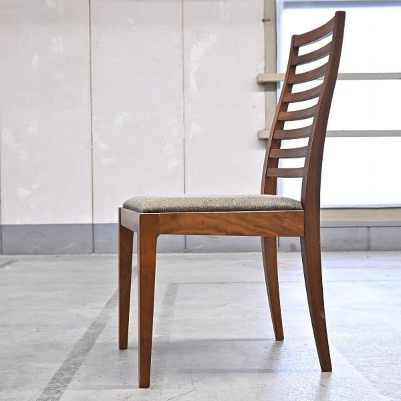 IDC大塚家具/秋田木工 5万「N005」ウォールナット無垢材 ダイニングチェア 椅子 格子 ハイバック ナチュラルテイスト 中林幸夫【中古家具/中古インテリア/USED家具ユーズド家具/リサイクル】