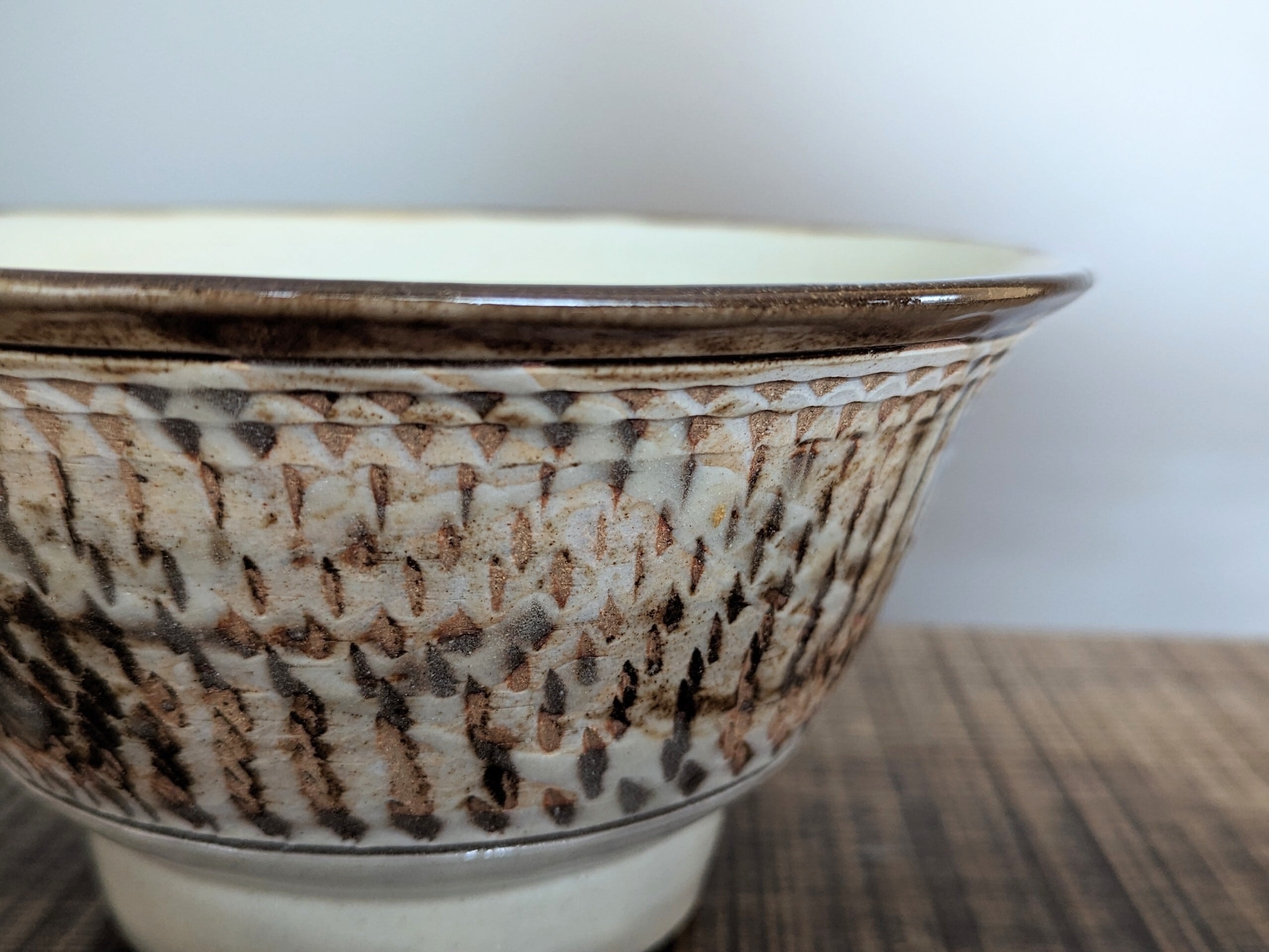 やちむん ソバマカイ6寸（飛鉋魚紋） | ノモ陶器製作所 | inoya