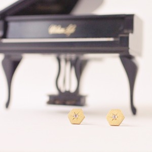 ヴィンテージスタインウェイピアノのパーツに日本の伝統技法で石を彫り留めしたヘキサゴンピアス S-024 Vintage steinway and sons piano capstan pierces with CZ　(Hexagon: BLK)