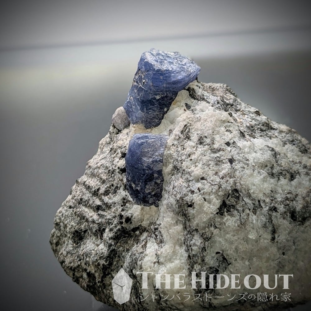 ヒマラヤ産鉱物原石標本022 タプレジュン地区産コランダム(サファイア) 登攀するコバルトブルー隊