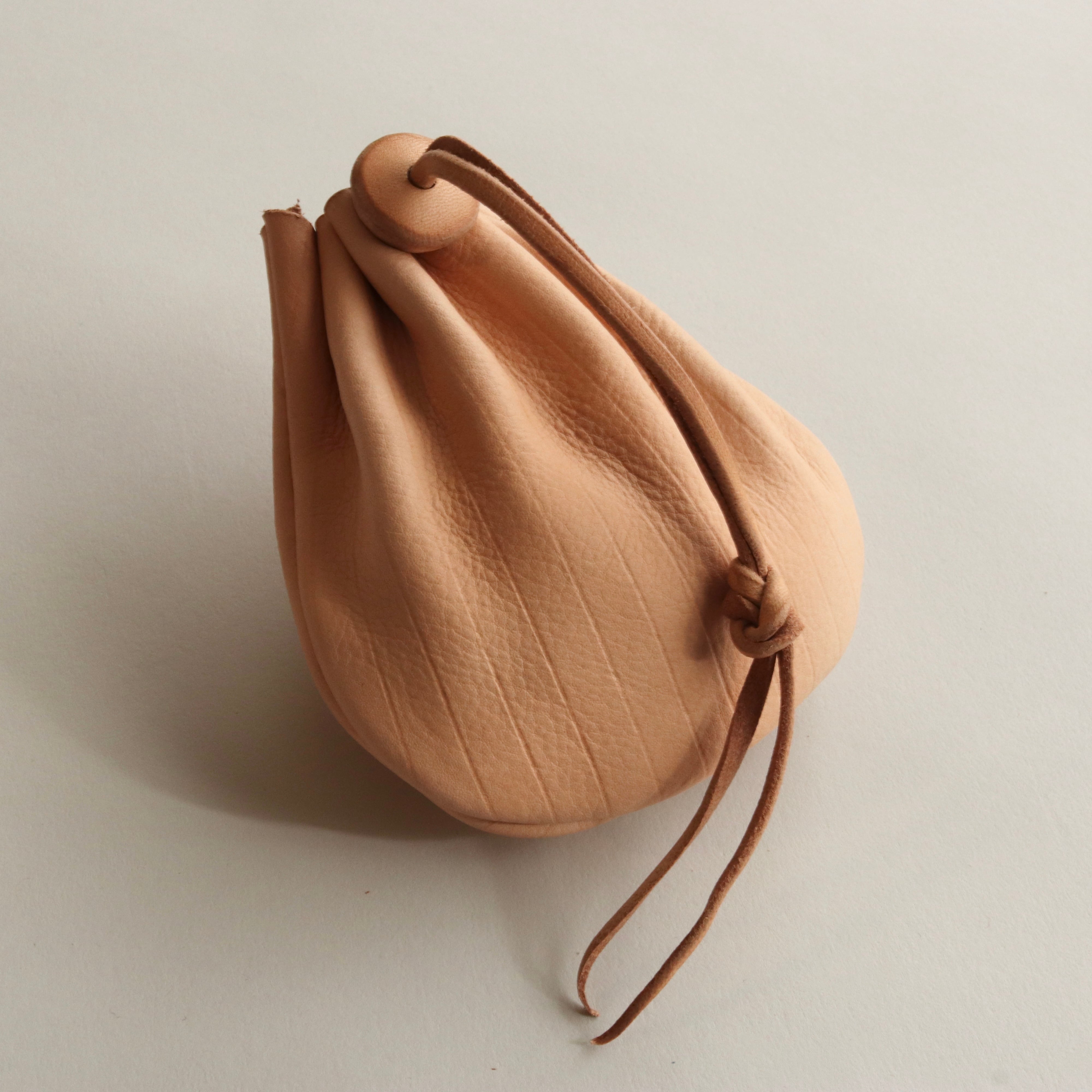 ヌメ革の巾着袋 | 草木染レザー Sou-no-Iro