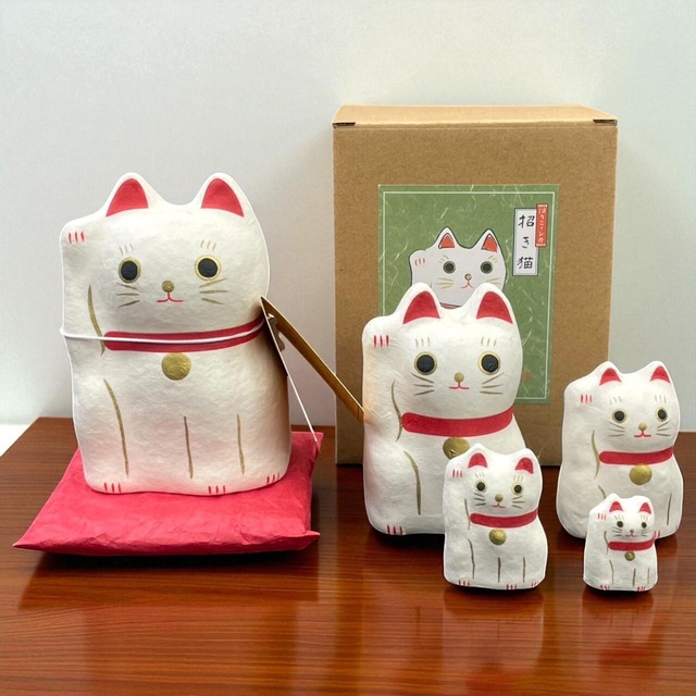 【大阪万博出展品】 はりこーシカ 招き猫 白 座布団付き 五月人形