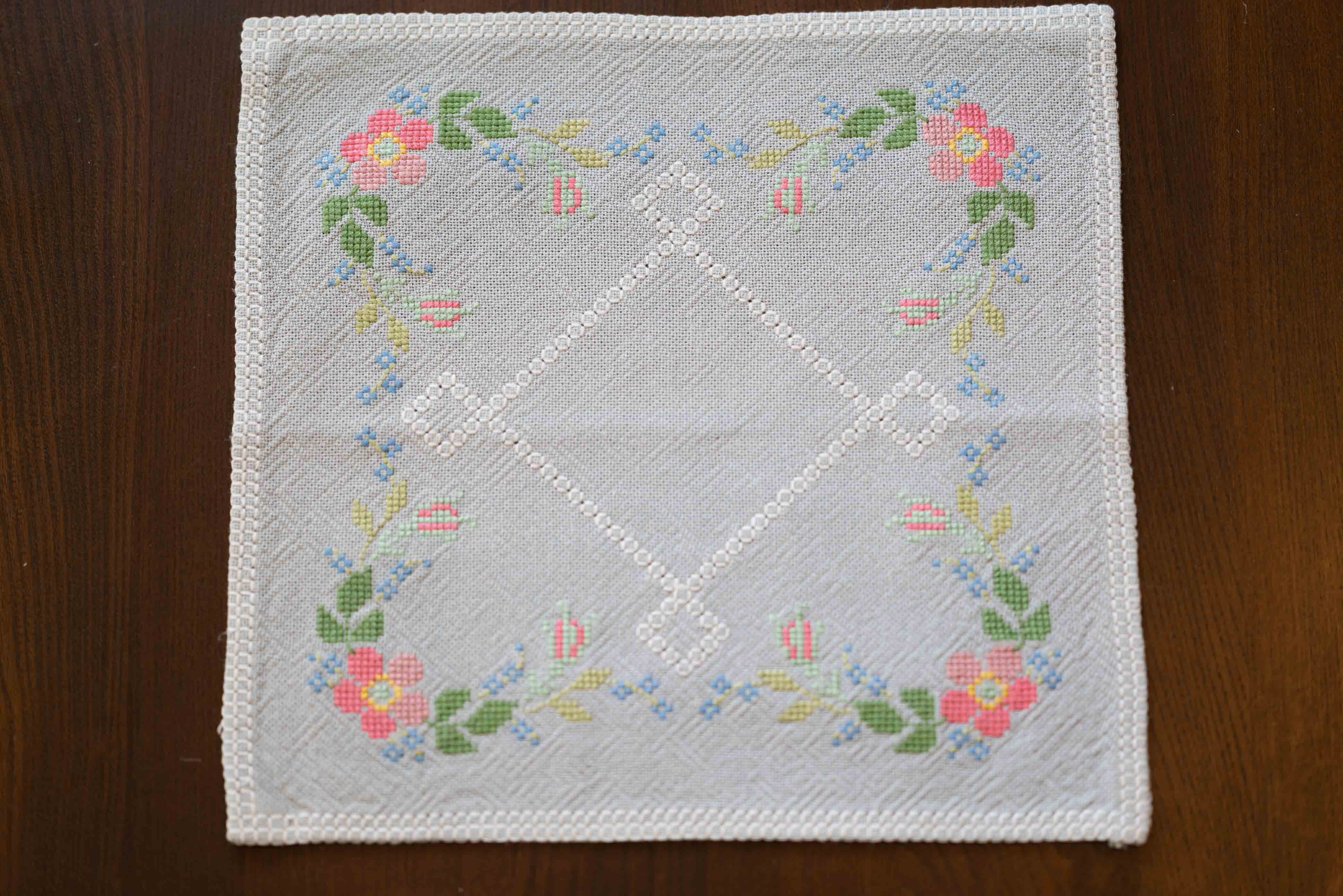 グレーの生地に、淡い色味で丁寧に刺繍されています。カフェオレボウルと相性ぴったりです!