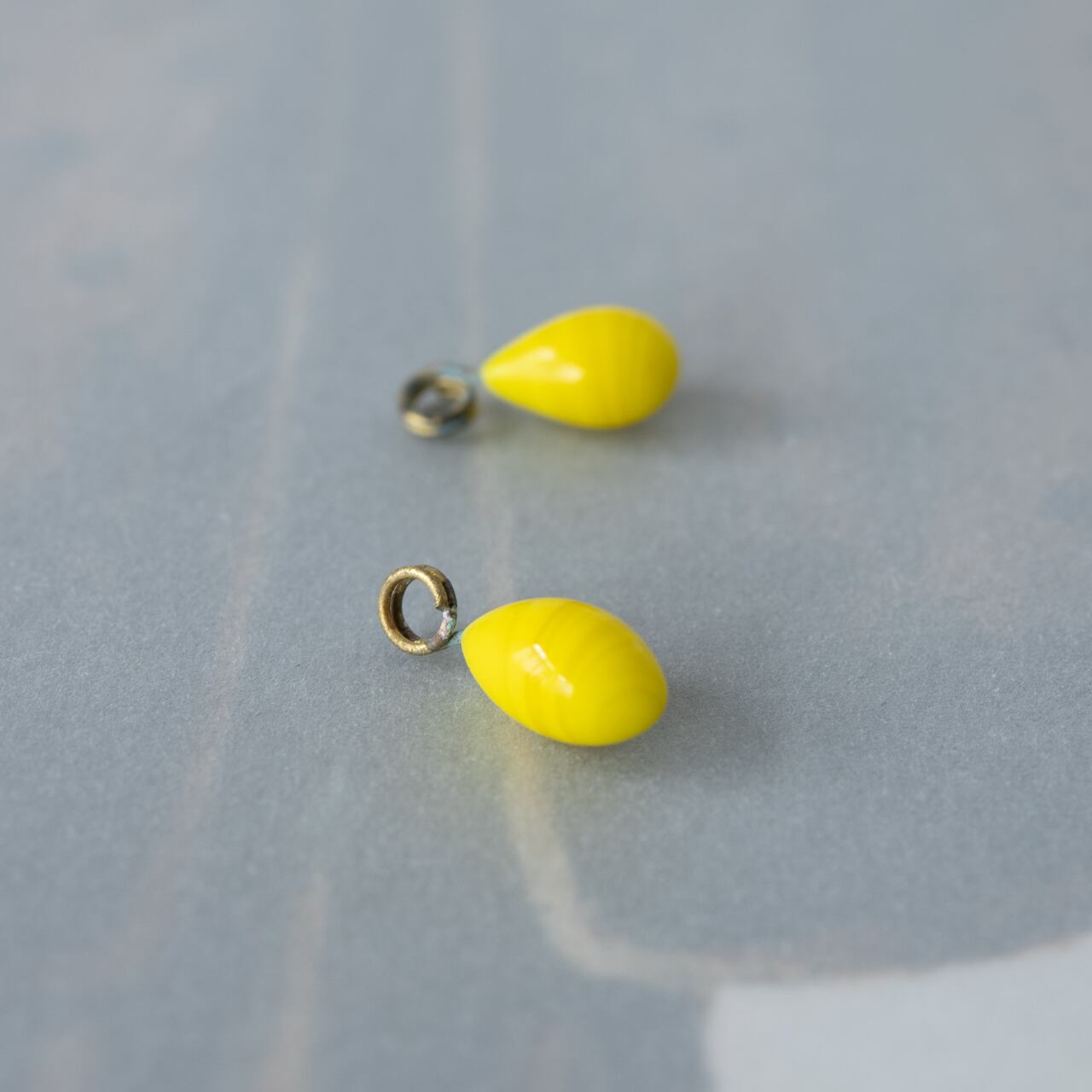 チェリーブランド ハンドメイド、ドロップガラスチャーム(イエロー・2コ)