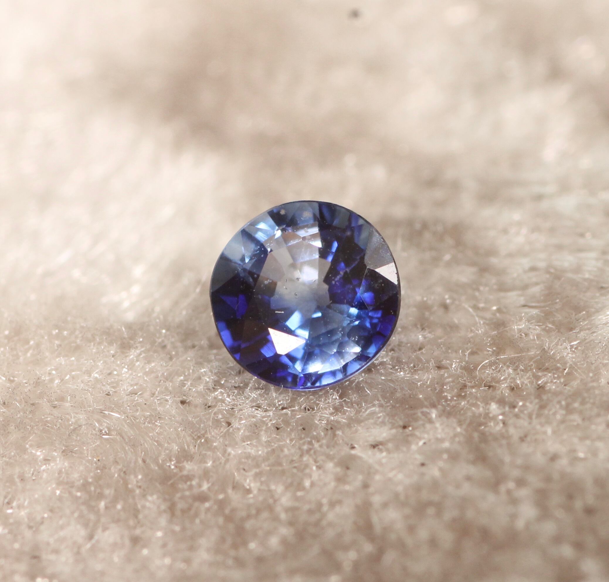 白と青の本気・・・バイカラーのラウンドサファイア4.3ミリ