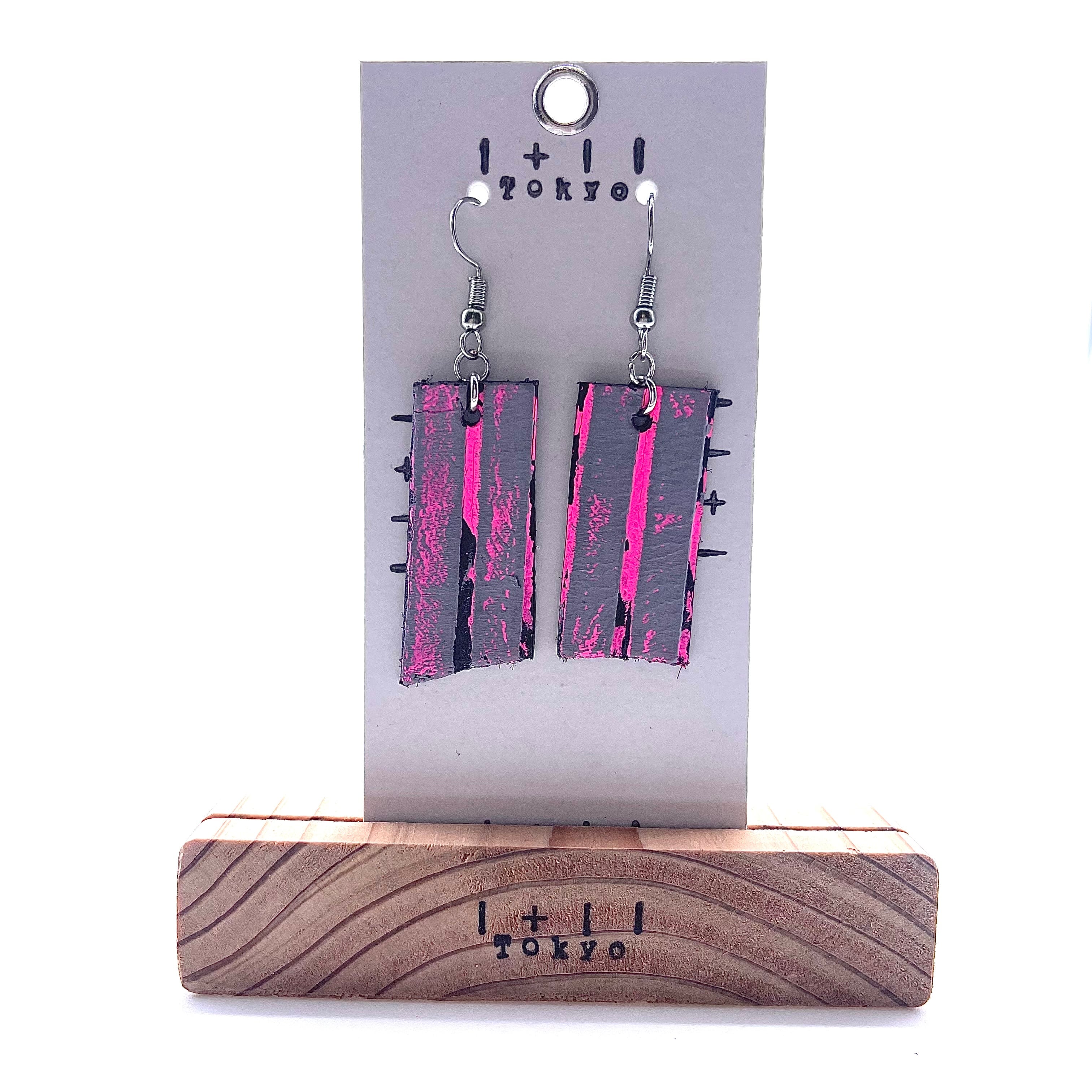 革ピアス　タテに光るショッキングピンク　本革