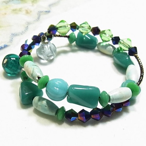 グリーン系のガラスビーズのストレッチブレスレット  アクセサリーのセール通販　11244BR