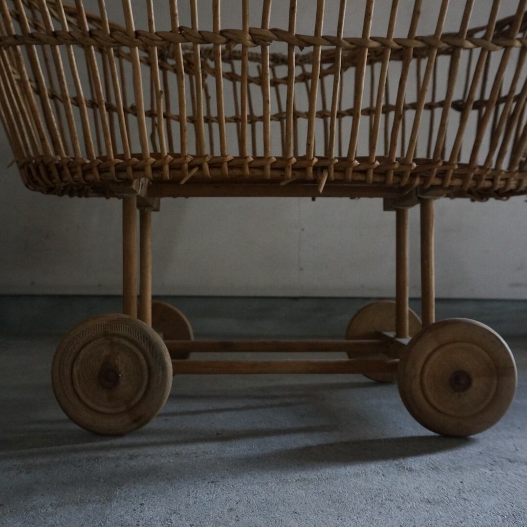 古いフランスの木製カート
