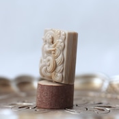 アラシャン瑪瑙 九尾彫刻 - 古書モチーフ 知恵 変化 天然石 パーツ I1003