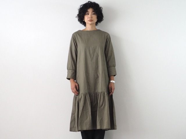 袖口、貝ボタン。ローウエストギャザーワンピース