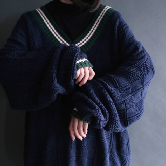 3 points line loose silhouette v-neck knit