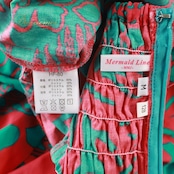 フラダンス 衣装 ワンピース ドレス グリーン系 マーメイドライン エムエムジェイ ハワイアンプリント アロハ MermaidLine MMJ フラ ダンス レッスン 練習 レッド系 緑 赤 フリル 着回し フレア キャミソールドレス オフショル 華やか 鮮やか かわいい おしゃれ 上品 おしゃれドレス リバーシブル フリル付き マーメイドライン グリーンレッド