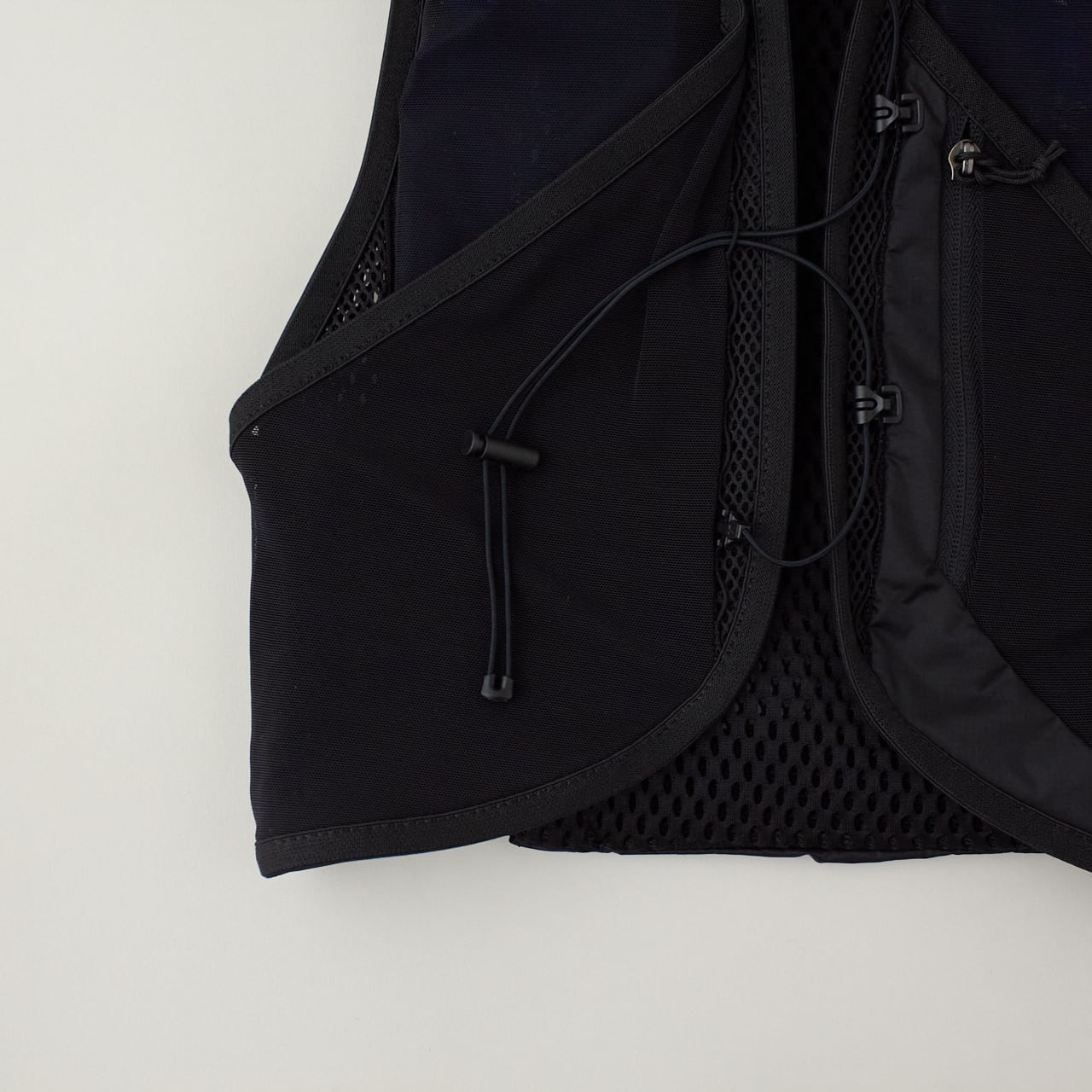 SALOMON（サロモン）ACTIVE SKIN 8 -BLACK / METAL ユニセックス
