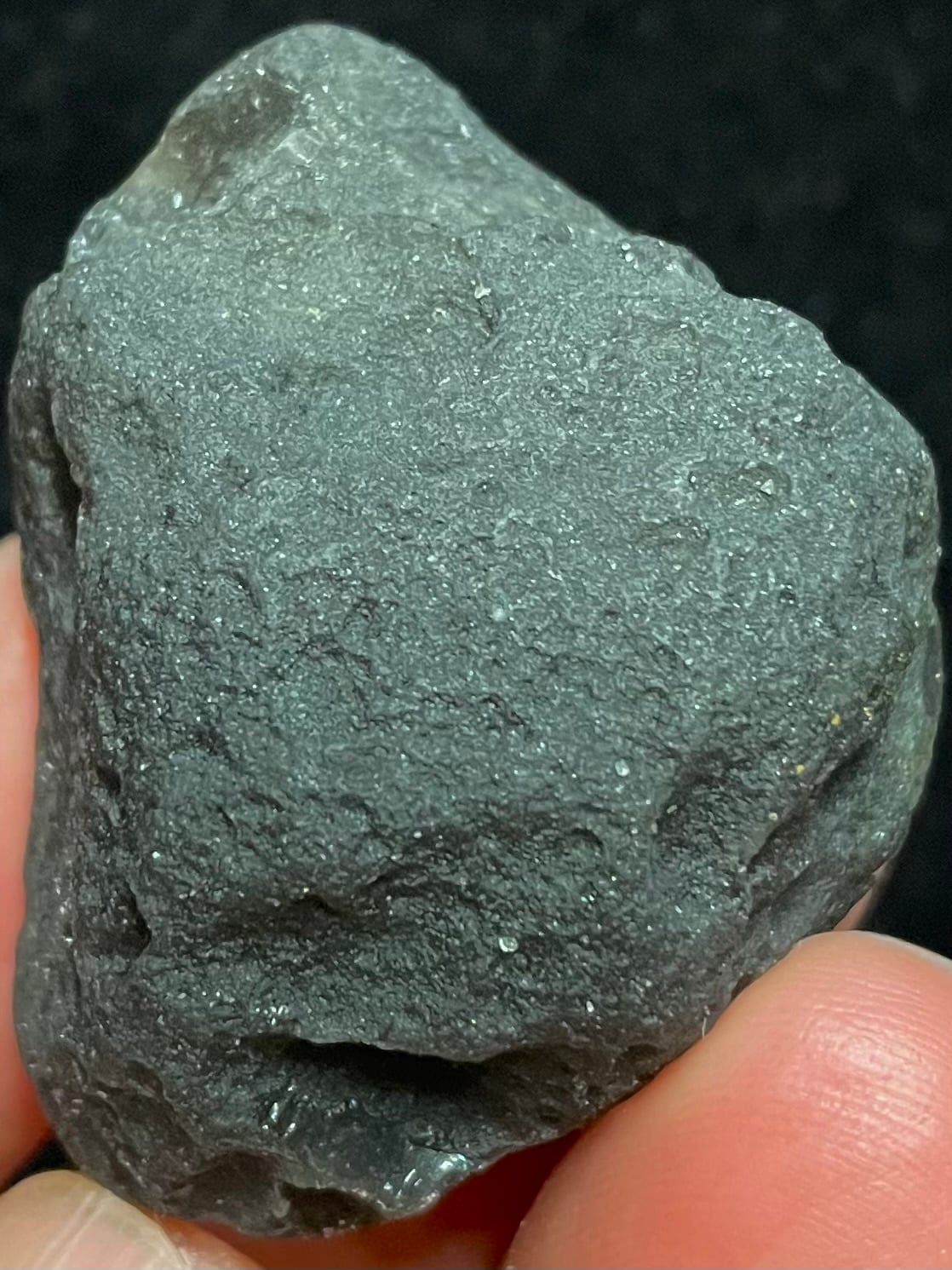 2) アグニマニタイト原石(中)