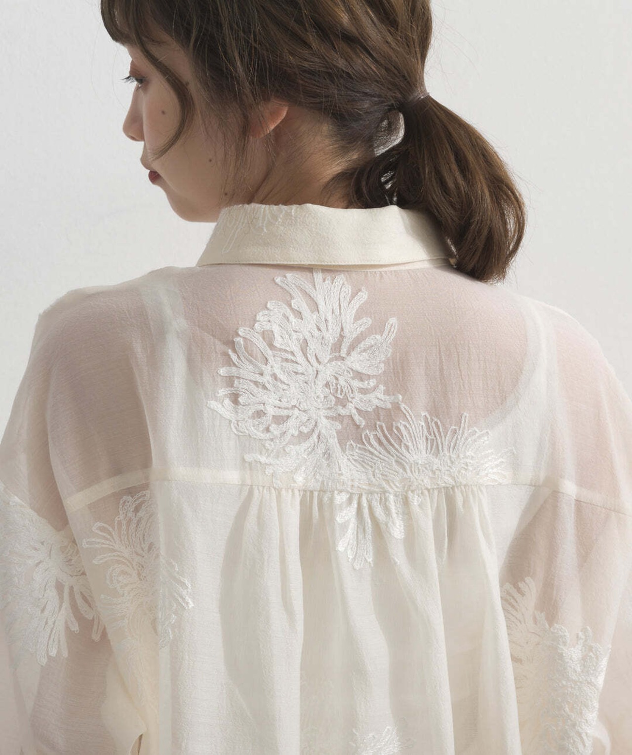 2605001 フラワー刺繍シアーシャツ ivory