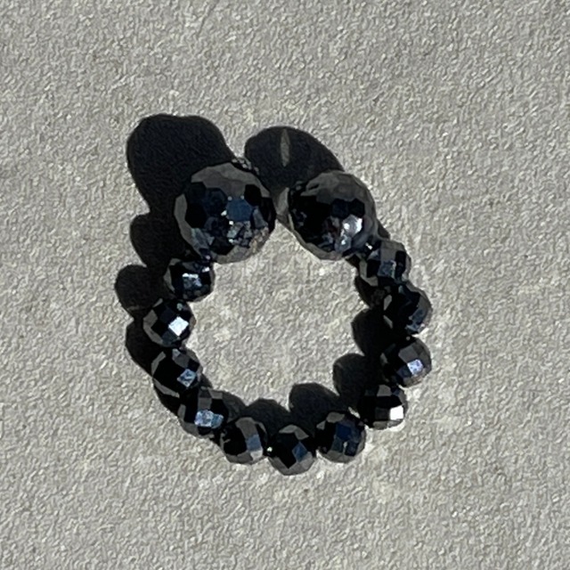 テラヘルツ イヤーカフ｜艶｜メタリックなブラック・シンプルアクセサリー｜ピアス穴不要