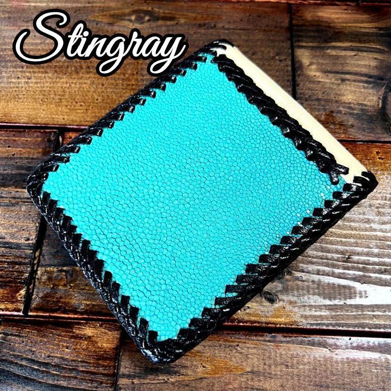 【新品】 スティングレイ2つ折財布 フラット加工 メンズ エイ革 スカイブルー