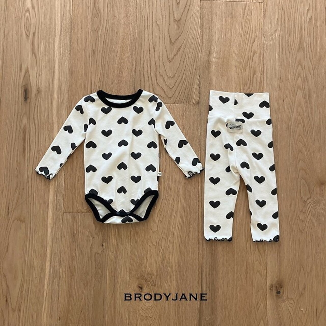 韓国子供服 / 26Autumn / 〖取寄〗Brodyjane / ブラックハートベビースーツ / ベビー服 / 赤ちゃん服 / ロンパース *S/M*