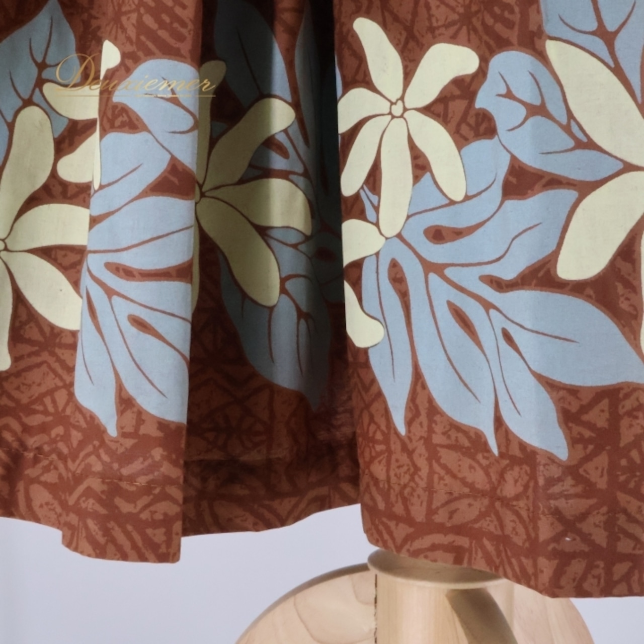 フラダンス 衣装 パウスカート ブラウン系 シングル シンプル ティアレ柄 かわいい 華やか 鮮やか 茶 白 水色 ハワイアン アロハ ハワイアンプリント フラ ダンス レッスン 練習 フラダンス用 レディース 踊り 発表会 カジュアル