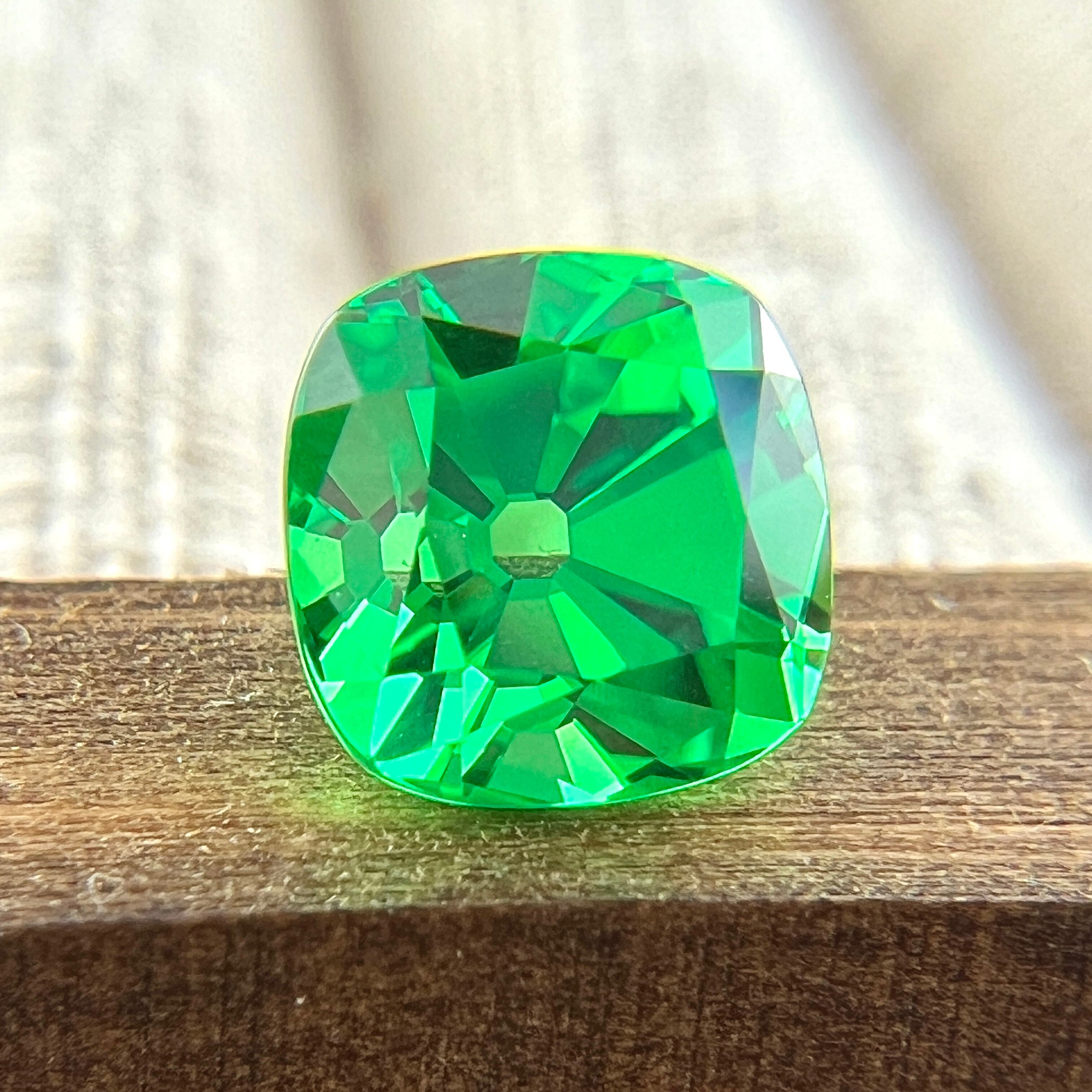 ネオングリーン】YAG ガーネット オールドマインカットのルース