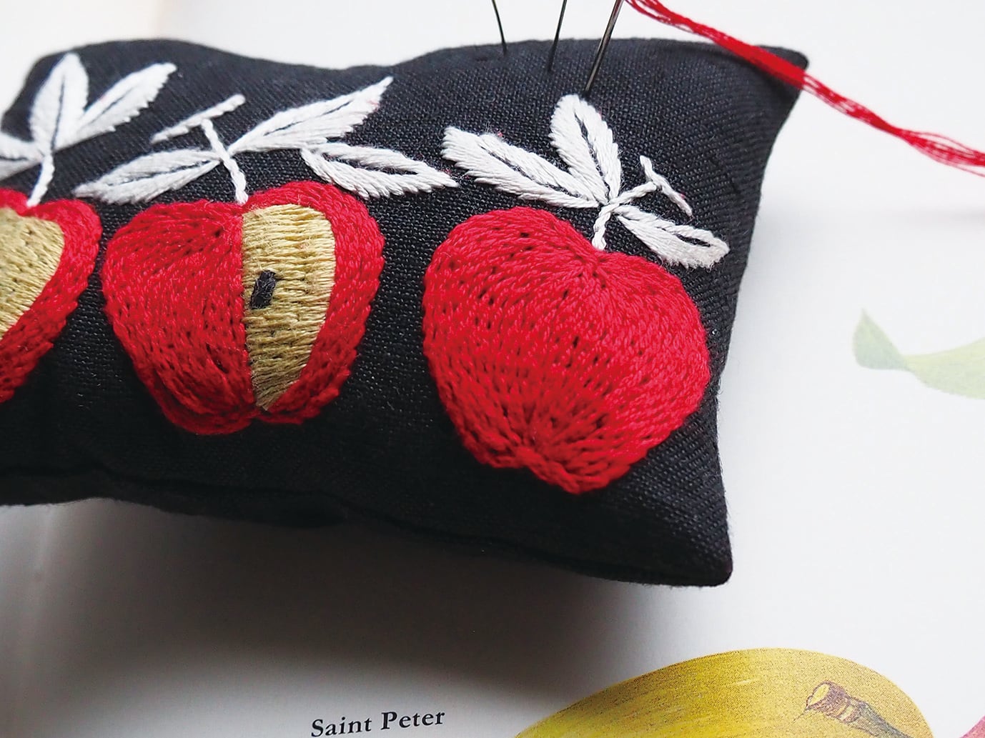 刺繍図案】12か月のピンクッション9 赤いりんご (注・デジタル