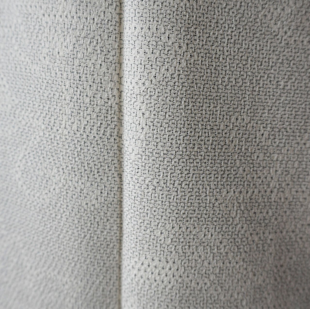 【袷】白鼠色 花唐草文 塩沢お召し