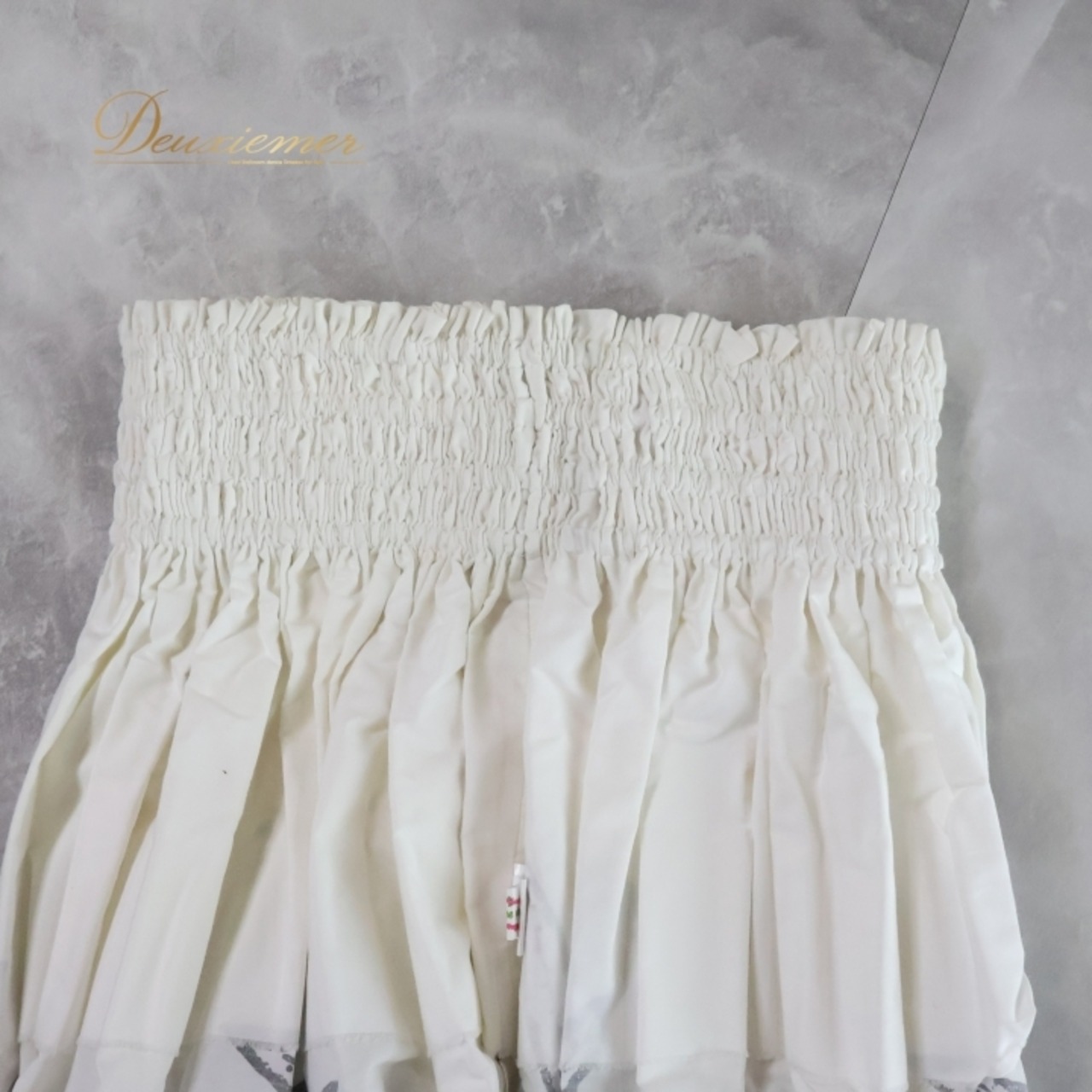 フラダンス 衣装 パウスカート ホワイト系 メネフネプランテーション 日本製 ハワイアンプリント 植物柄 MENEHUNE PLANTETION アロハ フラ ダンス レッスン 練習 モノトーン 白黒 大人っぽい 上品 かっこいい 華やか おしゃれ かわいい ブラック系 白 黒 フェミニン ブラック ホワイト おしゃれな スカート 大人用 ハワイ風 衣装ダンス 踊り用 かわいいデザイン エレガント スタイリッシュ