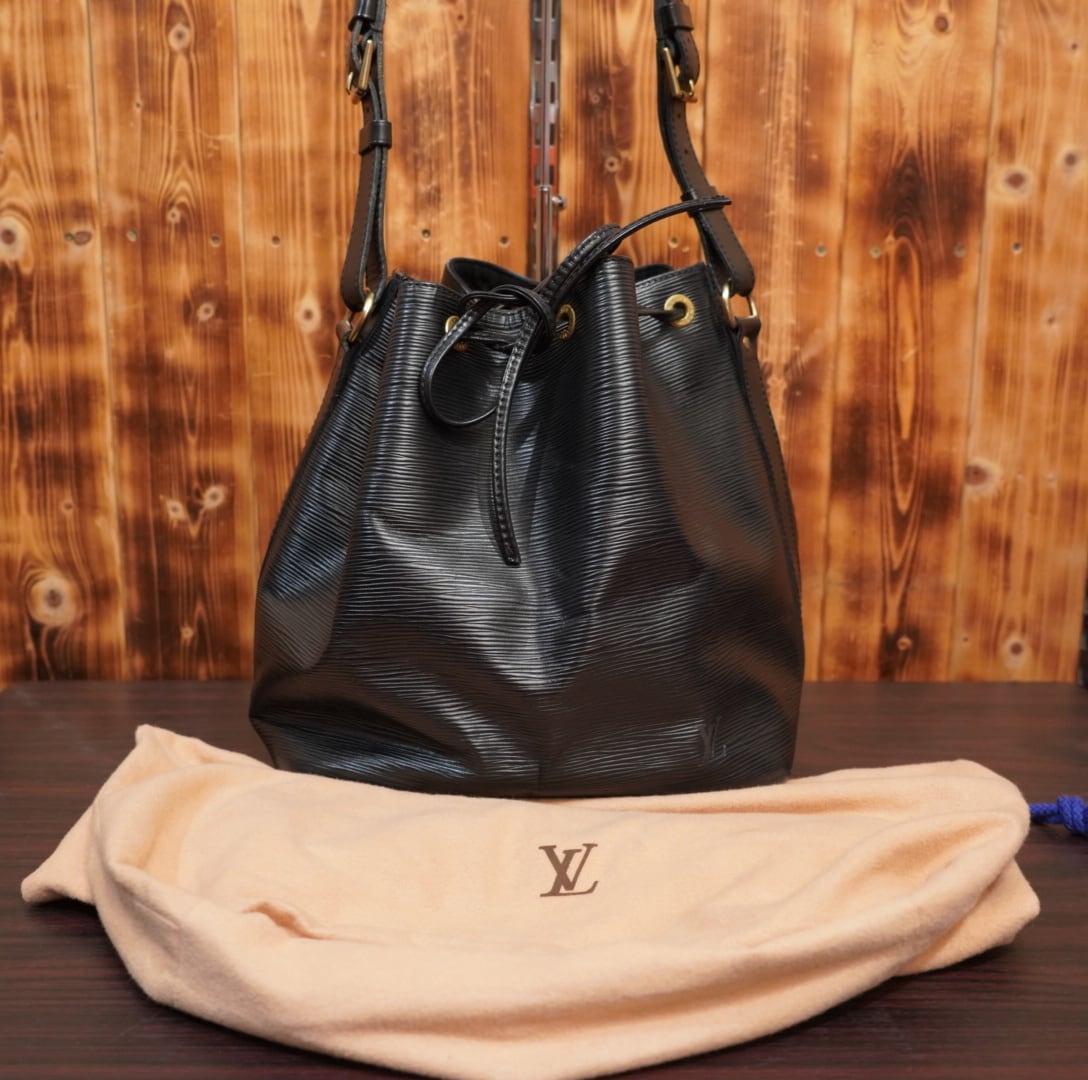LOUIS VUITTON エピ プチノエ ショルダーバッグ 巾着 黒 LOUIS VUITTON エピ プチノエ ショルダーバッグ 巾着 黒