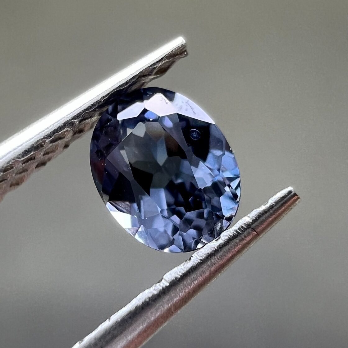 カラーチェンジガーネット 0.25ct 4.08mm×3.26mm オーバルカットルース 