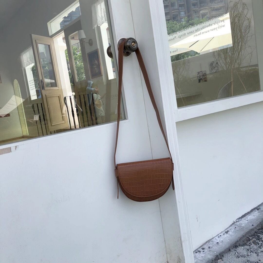 セミサークルフラップバッグ