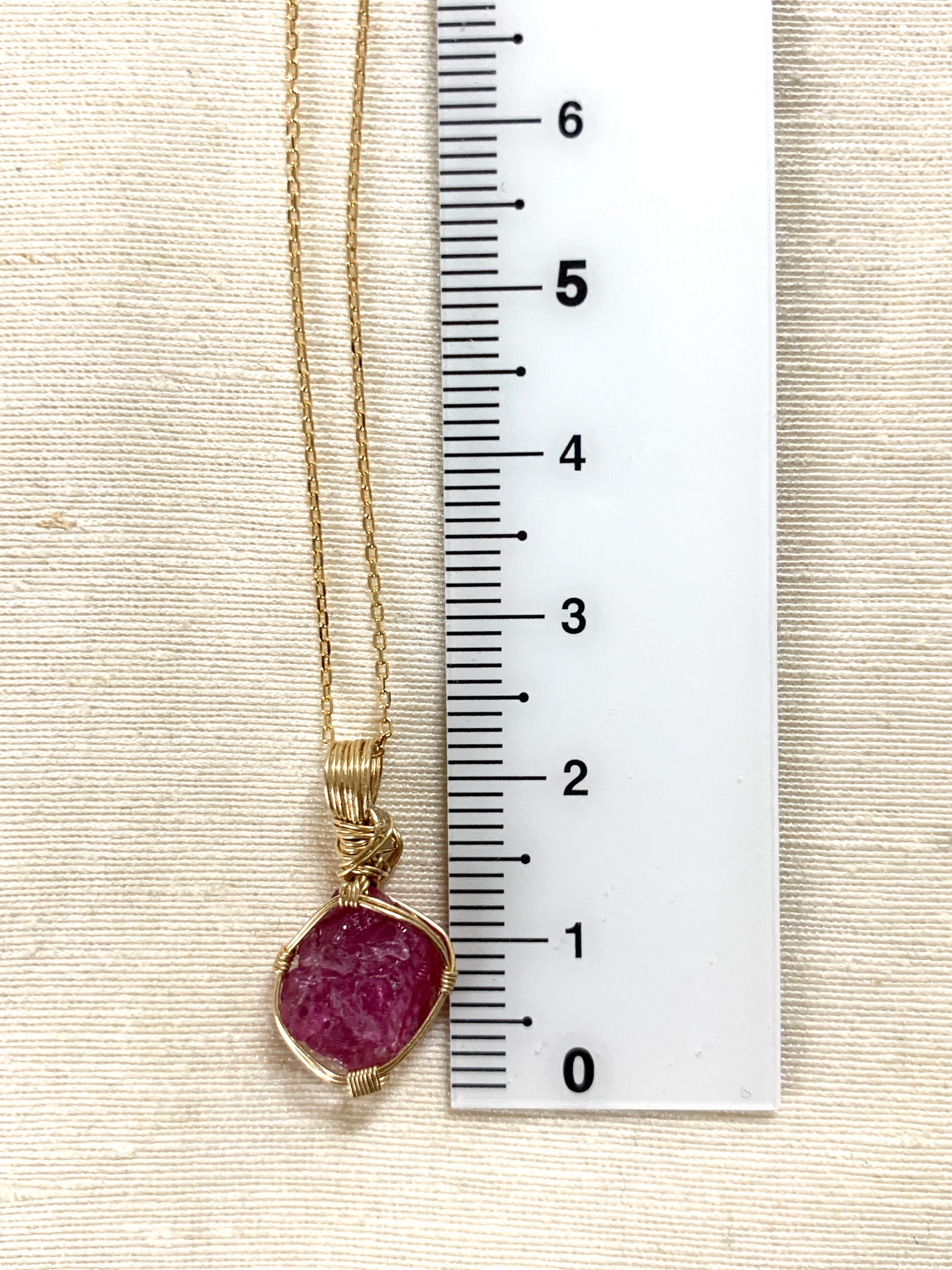 8月誕生石】ミャンマー産レッドスピネル原石女神巻きペンダントトップ