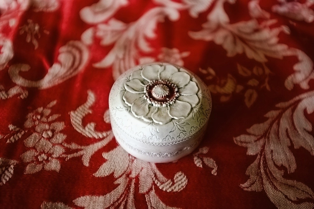 1900s フランス  ルージュの花芯とアネモネとアルミパウダーケース アンティーク