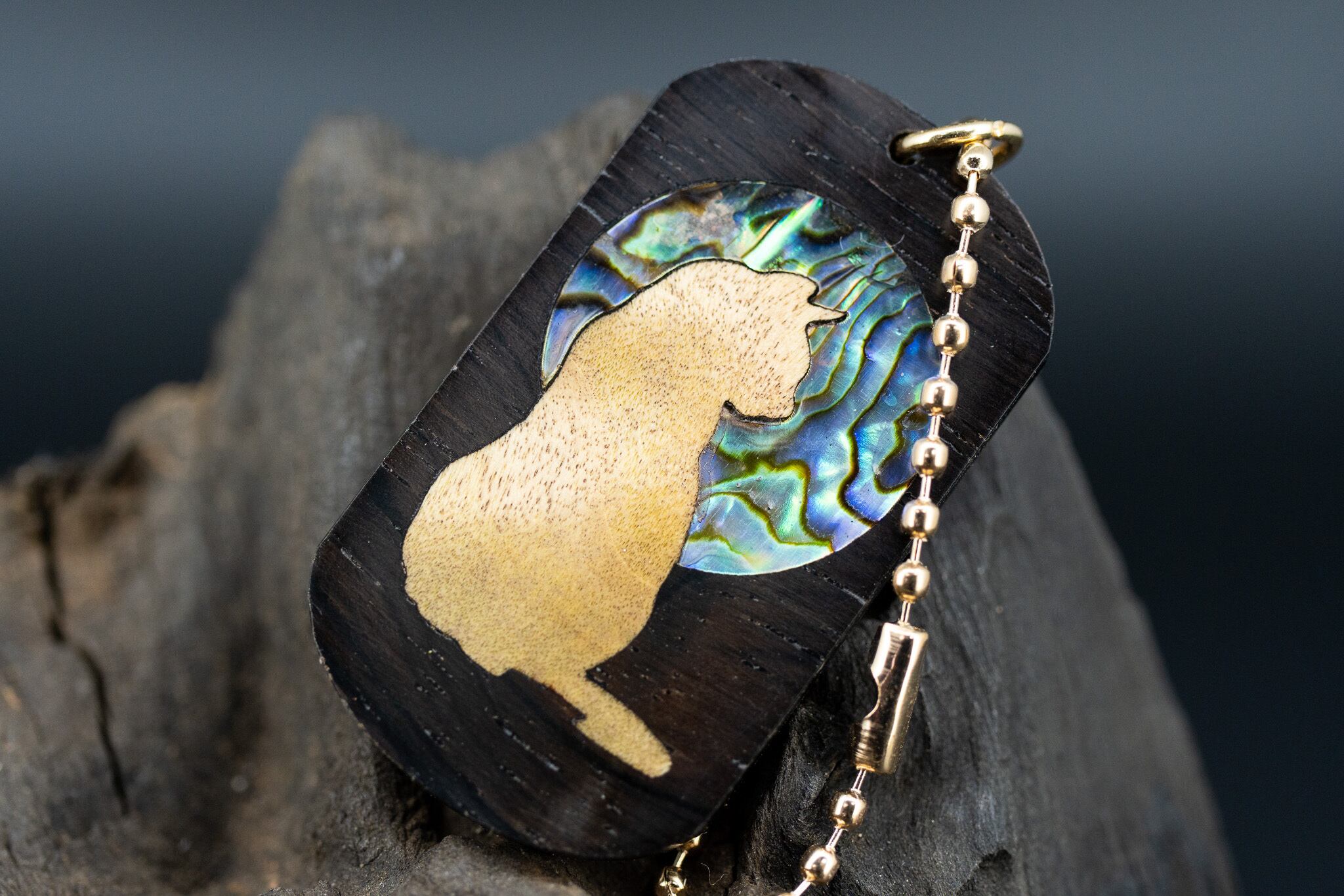 ※【音楽業界屈指の銘木】 ハカランダ ドッグタグ 象嵌 横を向く上品な猫