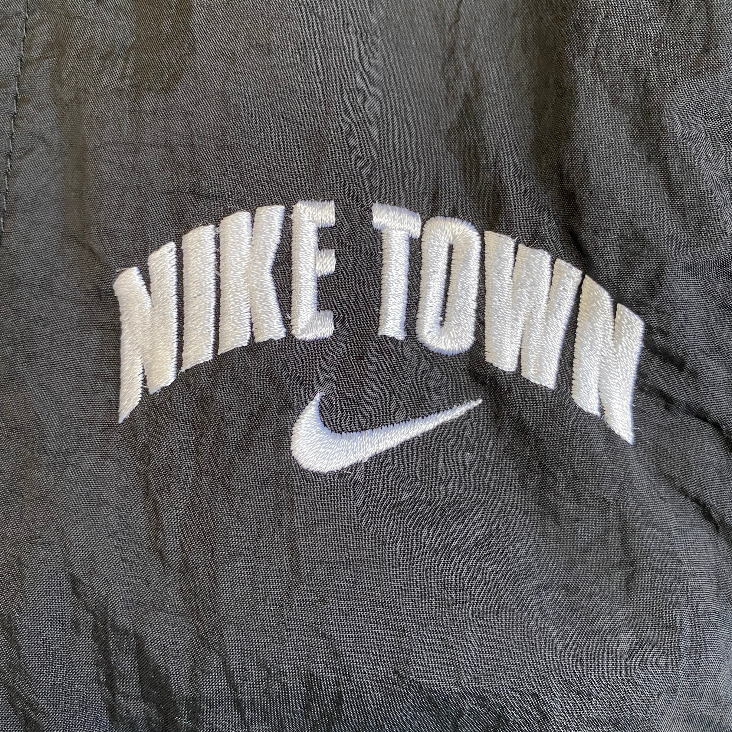 90年代 NIKE ナイキ ”NIKE TOWN” バック刺繍 胸ロゴ ナイロン ...