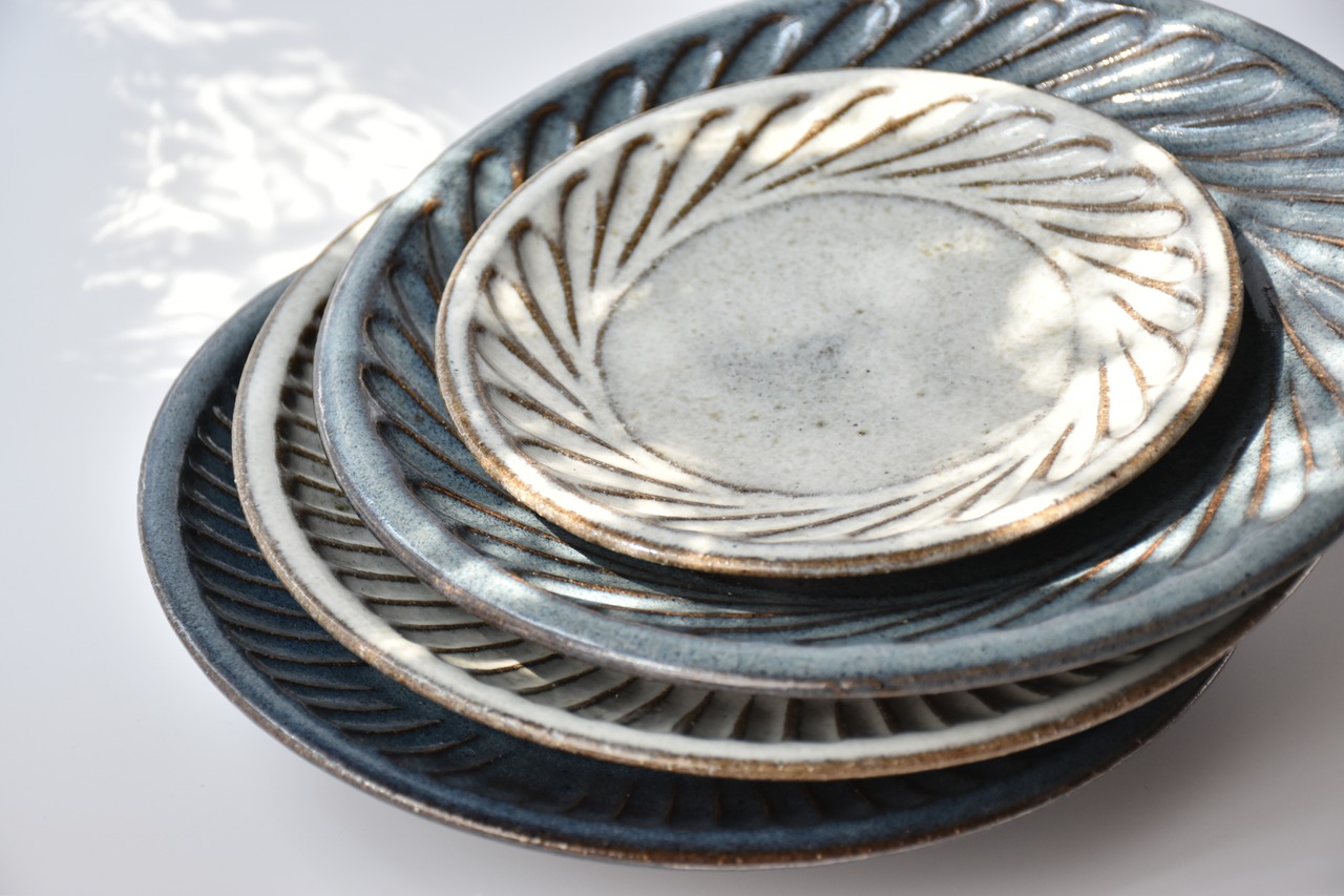 小代瑞穂窯 / 福田るい : しのぎ 7寸皿 斜めしのぎ 白