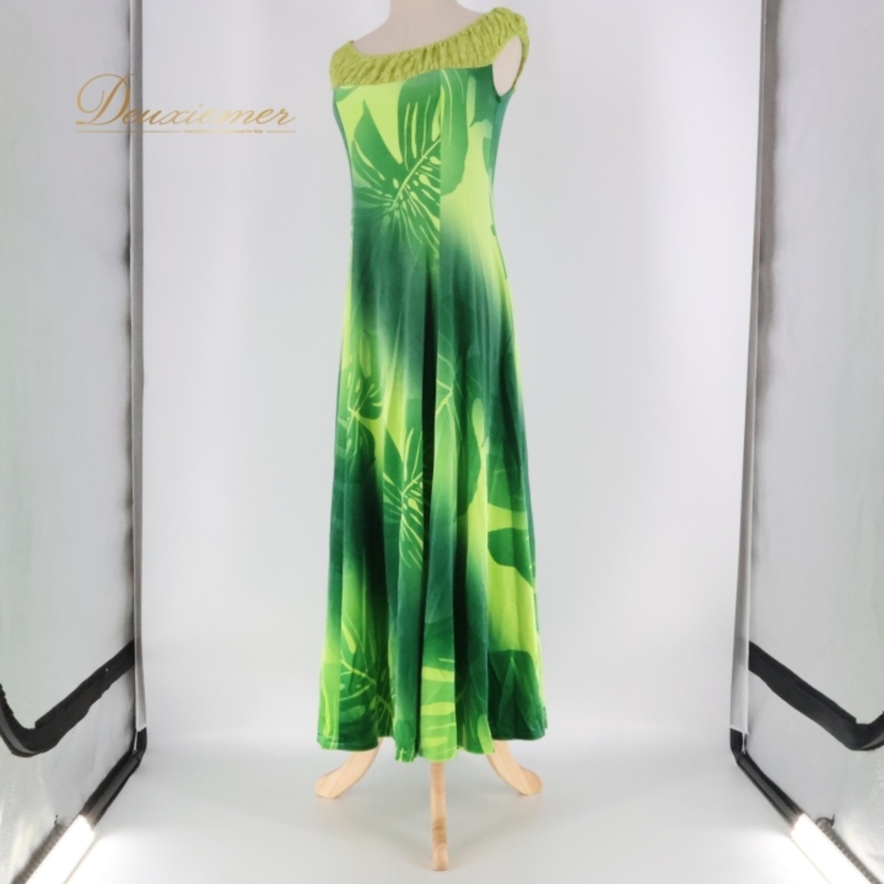 フラダンス 衣装 ワンピース ドレス uino! グリーン系 ハワイ製 ノースリーブ ベロア レース モンステラ柄 かわいい 華やか 鮮やか 明るい 上品 高級感 光沢感 ハワイアン アロハ フラ ダンス レッスン 練習 ドレスアップ エレガント