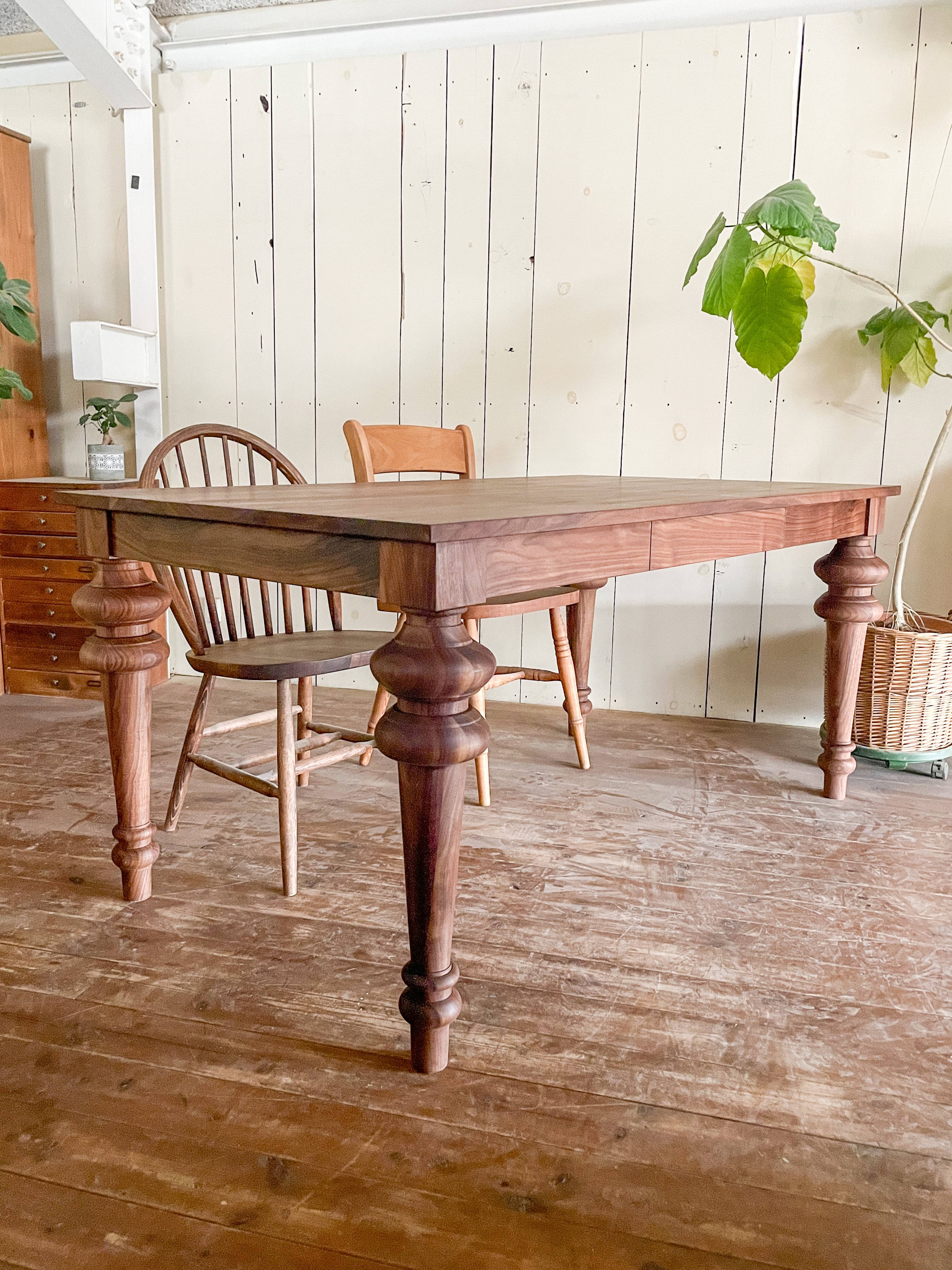 ウォールナットダイニングテーブル ターンドレッグ“Italy”（海外