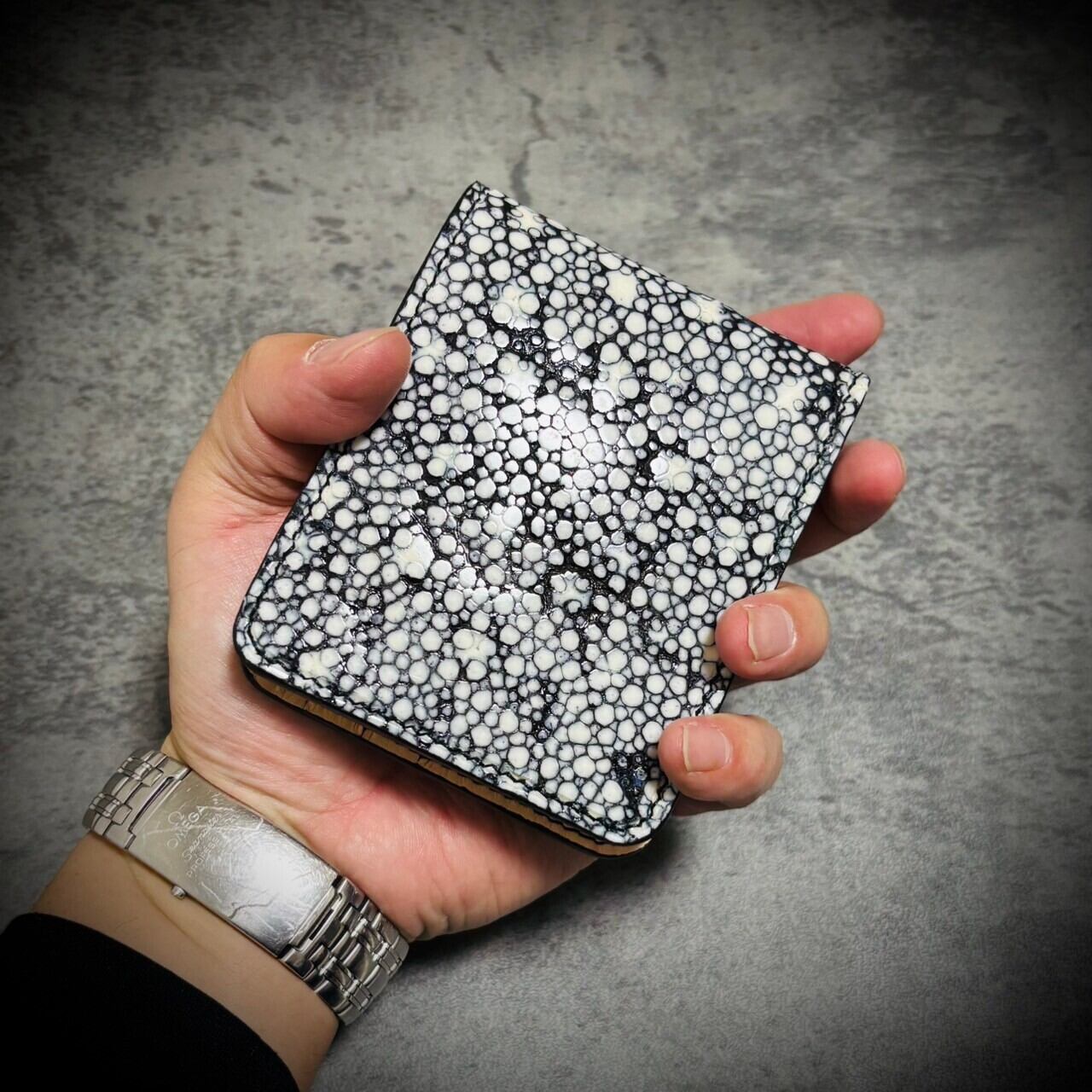 スタースティングレイ 二つ折り 財布 総手縫い 梅花皮 折財布  