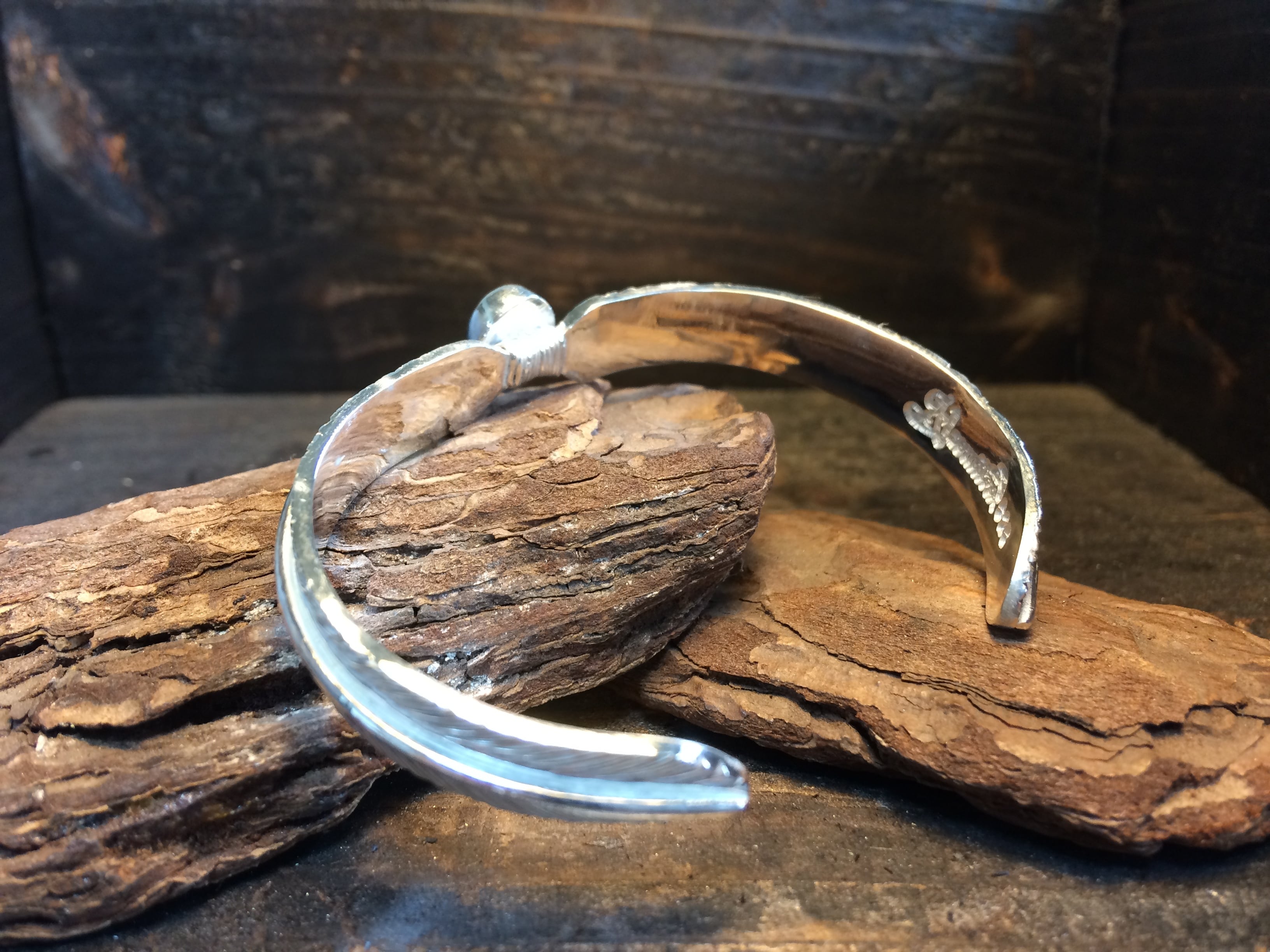 ダブルフェザーバングル S×ターコイズ | 彫金工房アルソミトラ