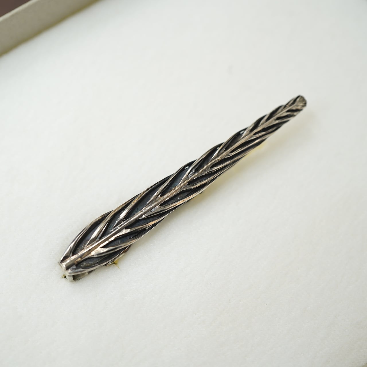 akihama 立体ボーンフェザータイクリップ シルバー950硫化加工