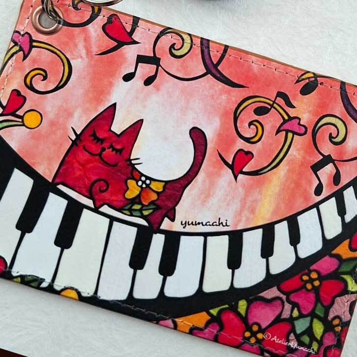ピアノとねこの定期入れ カードケース キーホルダー 赤 バトン』(全3色