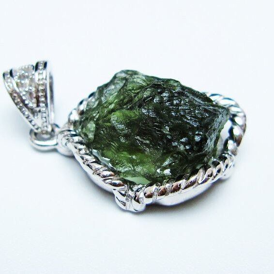 モルダバイト ペンダント モルダウ石 ペンダントトップ 原石 一点物 メール便可 [M便 1/20] 199-483